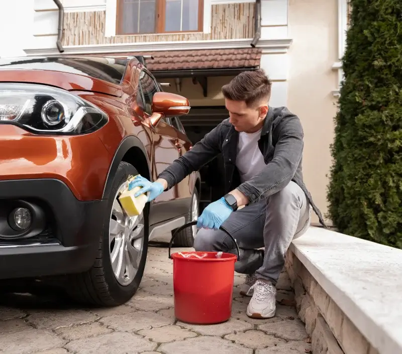 Lavage auto à domicile Houplines : professionnel intervenant sur un véhicule